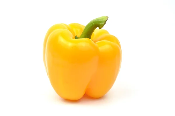 在白色背景上孤立的鲜黄色辣椒粉 — 图库照片