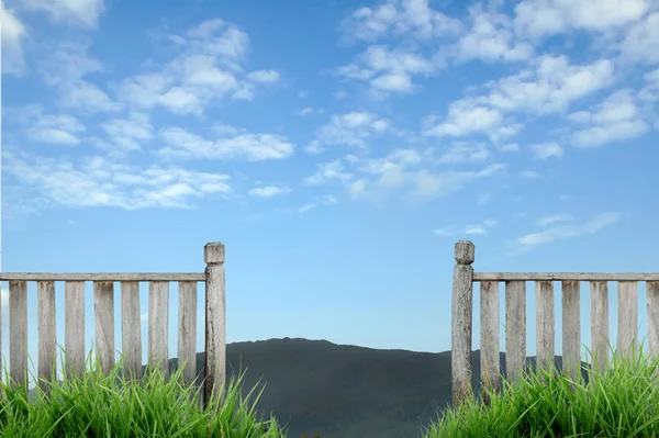 Valla de madera vieja y cielo azul — Foto de Stock