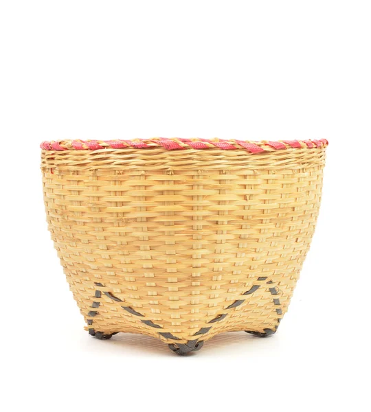 Бамбуковий кошик ручної роботи ізольовано — стокове фото