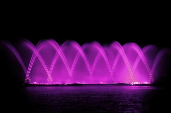 Красивое фонтанное шоу — стоковое фото