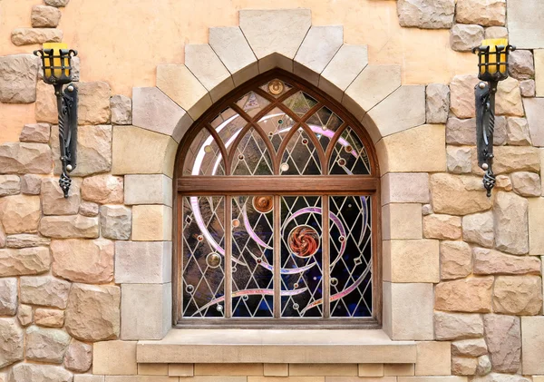 Ventana arqueada en muro de piedra —  Fotos de Stock