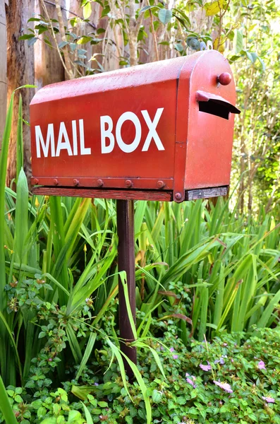 Boîte aux lettres dans le jardin — Photo