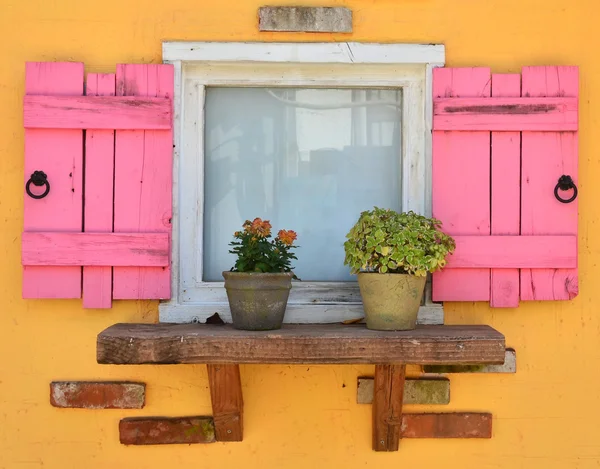 Altes offenes Fenster — Stockfoto