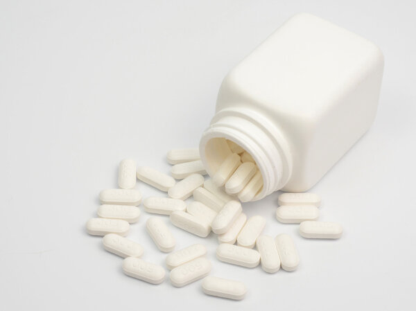 таблетки, разбросанные от флакона
