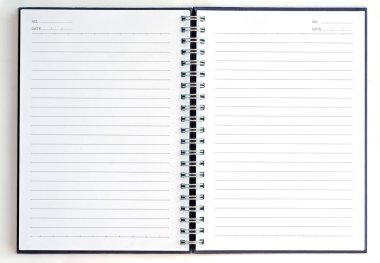 Beyaz arkaplanda boş bir defter