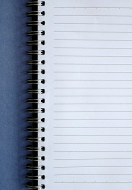 Beyaz arkaplanda boş bir defter
