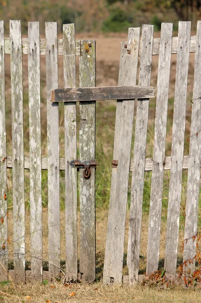 Starý dřevěný plot s bránou — Stock fotografie