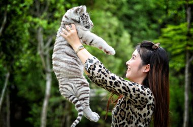 kadınların bebek beyaz bengal kaplanı basılı tutun.