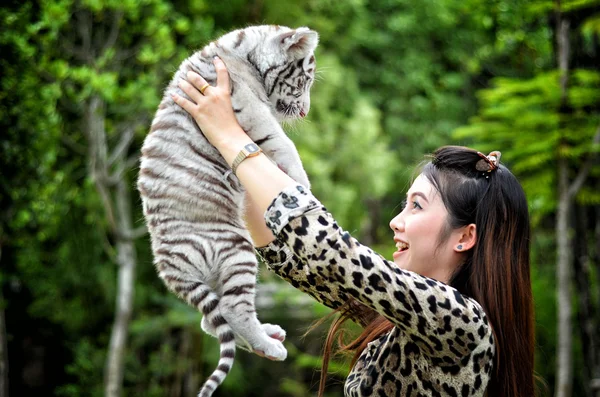 Las mujeres sostienen bebé tigre de bengala blanco —  Fotos de Stock