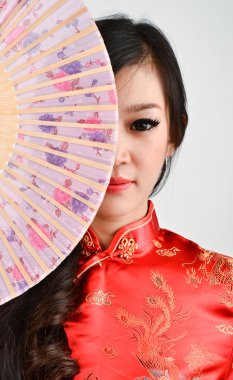 Çince geleneksel kıyafet cheongsam ve delik c ile güzel kadınlar