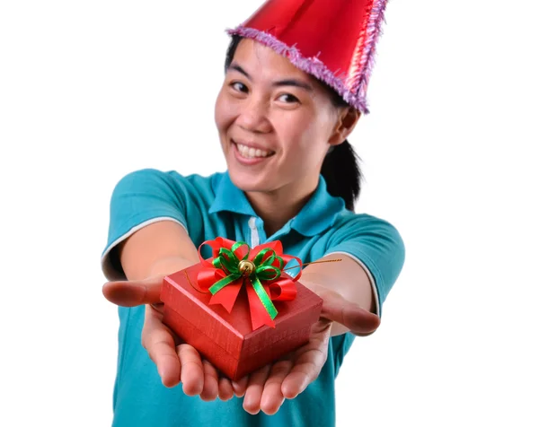 Sonrisa de mujer y mantenga la caja de regalo en las manos — Foto de Stock