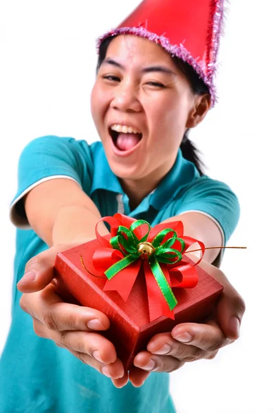 Sonrisa de mujer y mantenga la caja de regalo en las manos — Foto de Stock