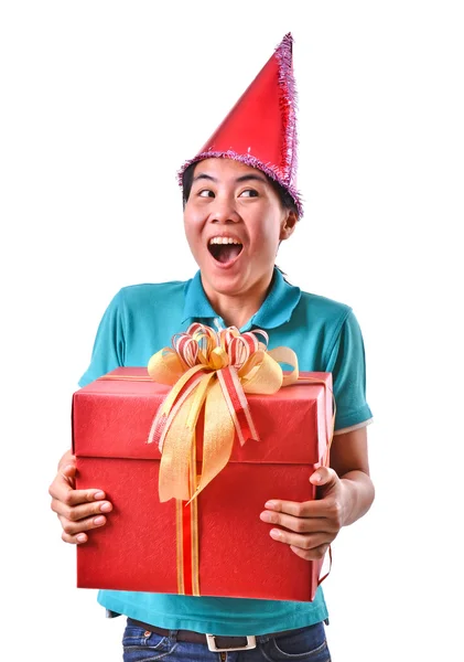 Sonrisa de mujer y mantenga la caja de regalo en las manos — Foto de Stock