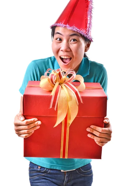 Sonrisa de mujer y mantenga la caja de regalo en las manos — Foto de Stock