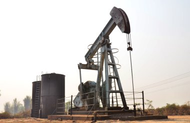petrol kuyusu gelen Ham Petrol pompalama etmek
