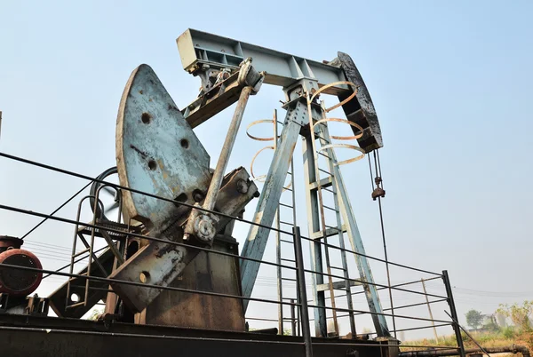 Pumpjack pumpa råolja från oljekälla — Stockfoto