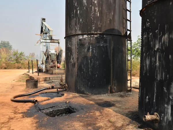 Bombeamento de petróleo bruto de poço de petróleo — Fotografia de Stock