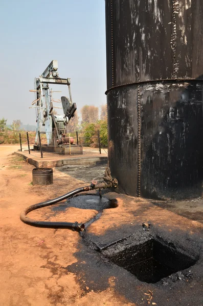 Bombeamento de petróleo bruto de poço de petróleo — Fotografia de Stock