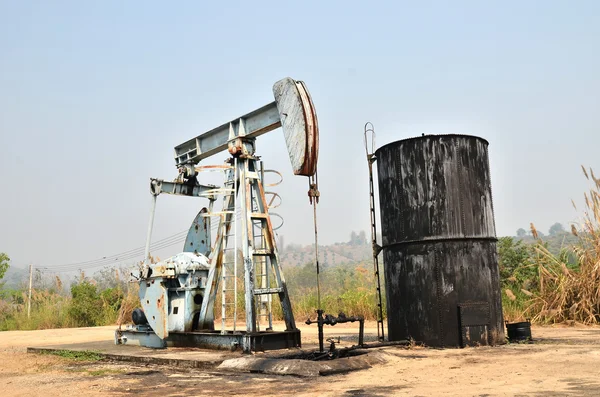 Pumpjack čerpání ropy z ropné vrty — Stock fotografie