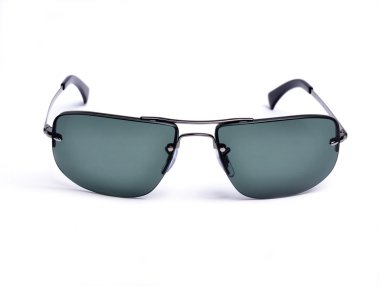 Beyaz arkaplanda güneş gözlüğü