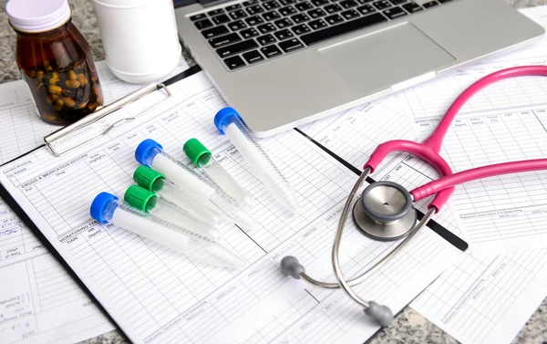 Stéthoscope et plan de travail et autres objets médicaux — Photo