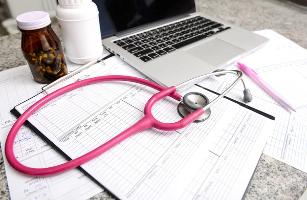 Stéthoscope et plan de travail et autres objets médicaux — Photo