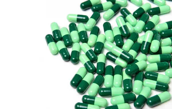Grupo de medicamento cápsula verde — Fotografia de Stock