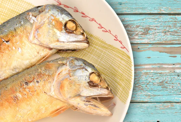 Mackerel goreng di atas piring — Stok Foto