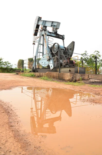 Bombeamento de petróleo bruto de poço de petróleo — Fotografia de Stock