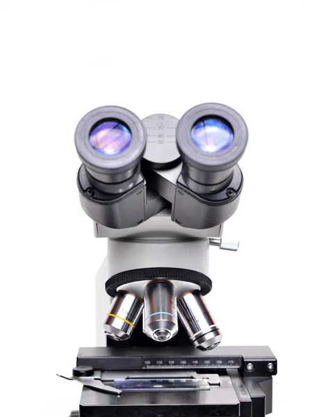Mikroskop na białym tle — Zdjęcie stockowe