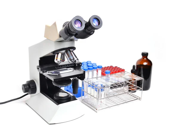 Mikroskop med laboratorieutrustning — Stockfoto