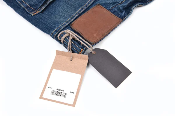 Etiqueta de precio con código de barras en jeans — Foto de Stock