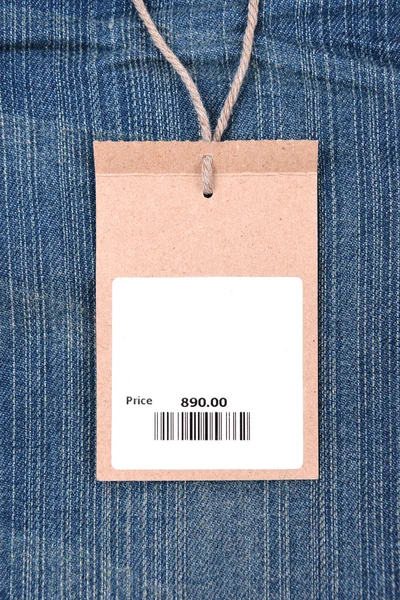 Etiqueta de precio con código de barras en jeans — Foto de Stock