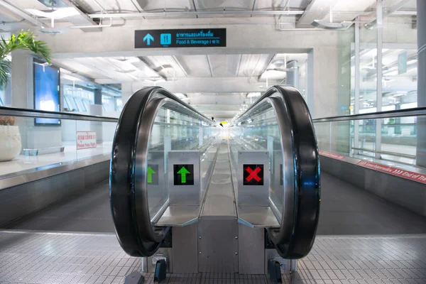 Airport escalator — Stock Photo, Image