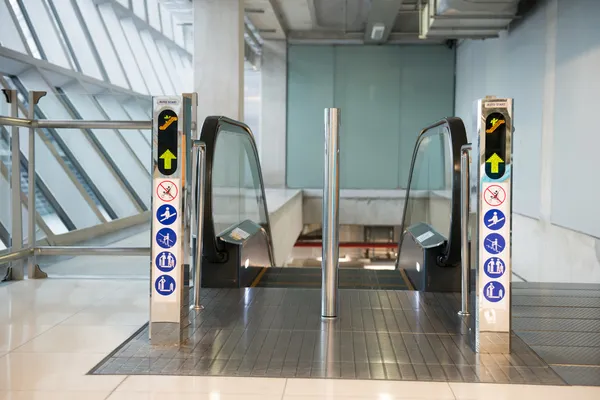 Airport escalator — Stock Photo, Image