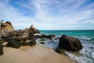 Kayaların arasındaki kumsal, Tayland 'daki koh lan adası