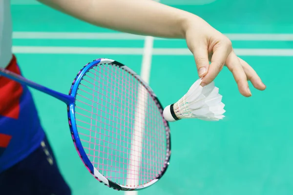 Elinde Badminton Raketi Tutan Kadın Mekiğe Çarpmaya Hazır — Stok fotoğraf