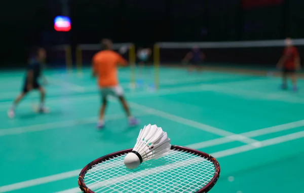 Shuttlecock Bádminton Verde Jugando Cancha Con Jugador Segundo Plano —  Fotos de Stock