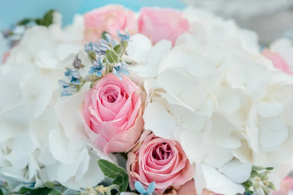 花束花を背景に白い紫陽花の花とピンクのバラ テクスチャ トップビュー 閉じます 開花花のお祝いの背景 パステルと柔らかい花束花カード — ストック写真