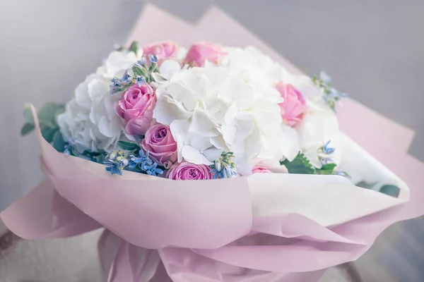 꽃다발에는 하이에나 분홍빛 장미가 배경을 이루고 위에서 파스텔 과부드러운 꽃다발의 — 스톡 사진