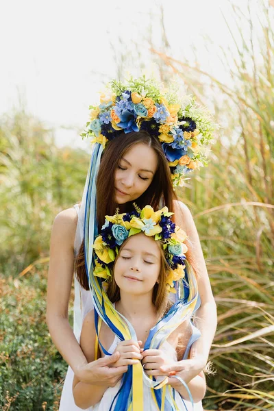 Mutter Und Tochter Traditionellen Ukrainischen Kränzen Auf Dem Kopf Blau — Stockfoto