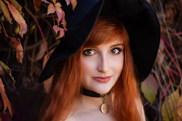 Halloween Heks Roodharige Vrouw Die Hekserij Maakt Met Magische Spreuken — Stockfoto