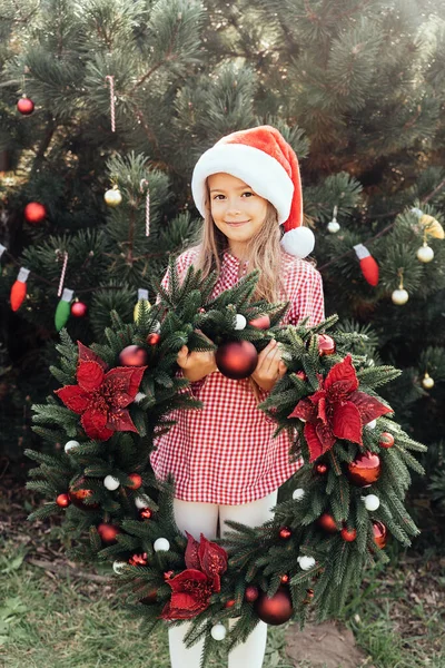 Feliz Navidad Retrato Niñas Divertidas Felices Sombrero Santa Con Corona — Foto de Stock