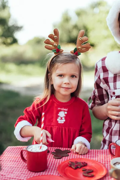 Рождество Июле Ребенок Ждет Рождества Лесу Июле Портрет Маленькой Девочки — стоковое фото