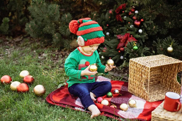 성탄절이야 어린이 합법적으로 크리스마스를 기다리는아이 크리스마스 트리를 장식하고 소녀의 휴가철 — 스톡 사진