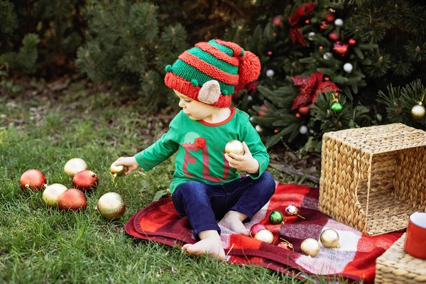 성탄절이야 어린이 합법적으로 크리스마스를 기다리는아이 크리스마스 트리를 장식하고 소녀의 휴가철 — 스톡 사진