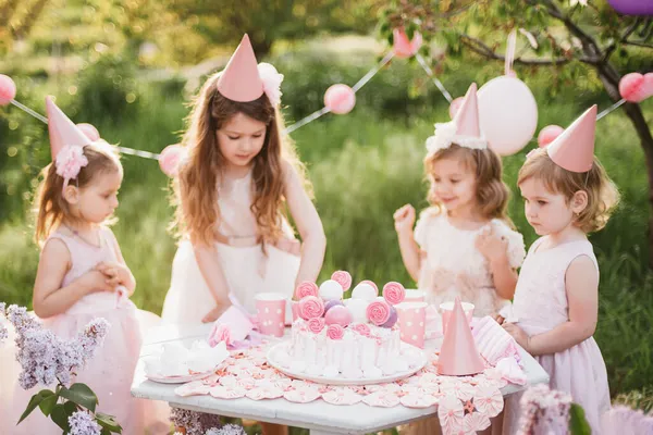 아이들의 공원에서 축하하는 아이들의 아이들은 케이크에 양초를 어린이들 분홍색 파스텔 — 스톡 사진