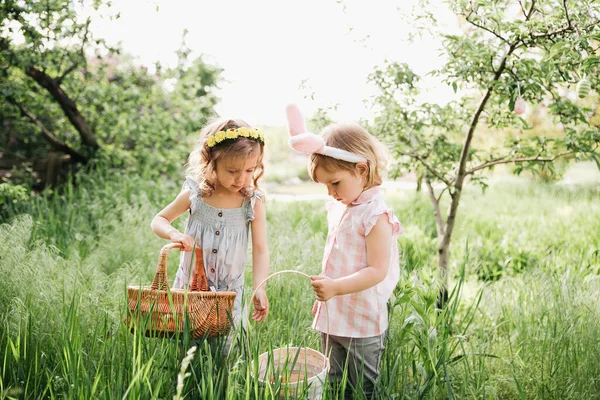 Perburuan Telur Paskah Group Children Wearing Bunny Ears Running Pick — Stok Foto