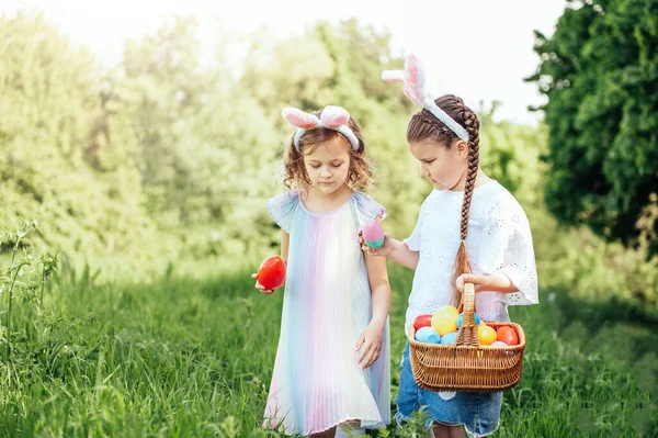 Húsvéti Tojásvadászat Csoport Gyerekek Viselő Nyuszifül Fut Hogy Vegye Fel — Stock Fotó