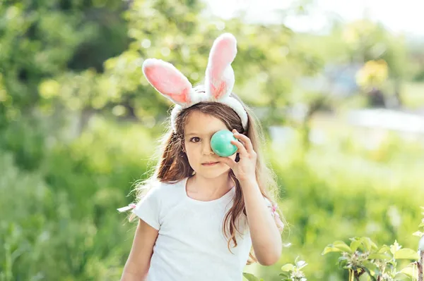 Gadis Lucu Dengan Telur Paskah Dan Telinga Kelinci Taman Konsep — Stok Foto